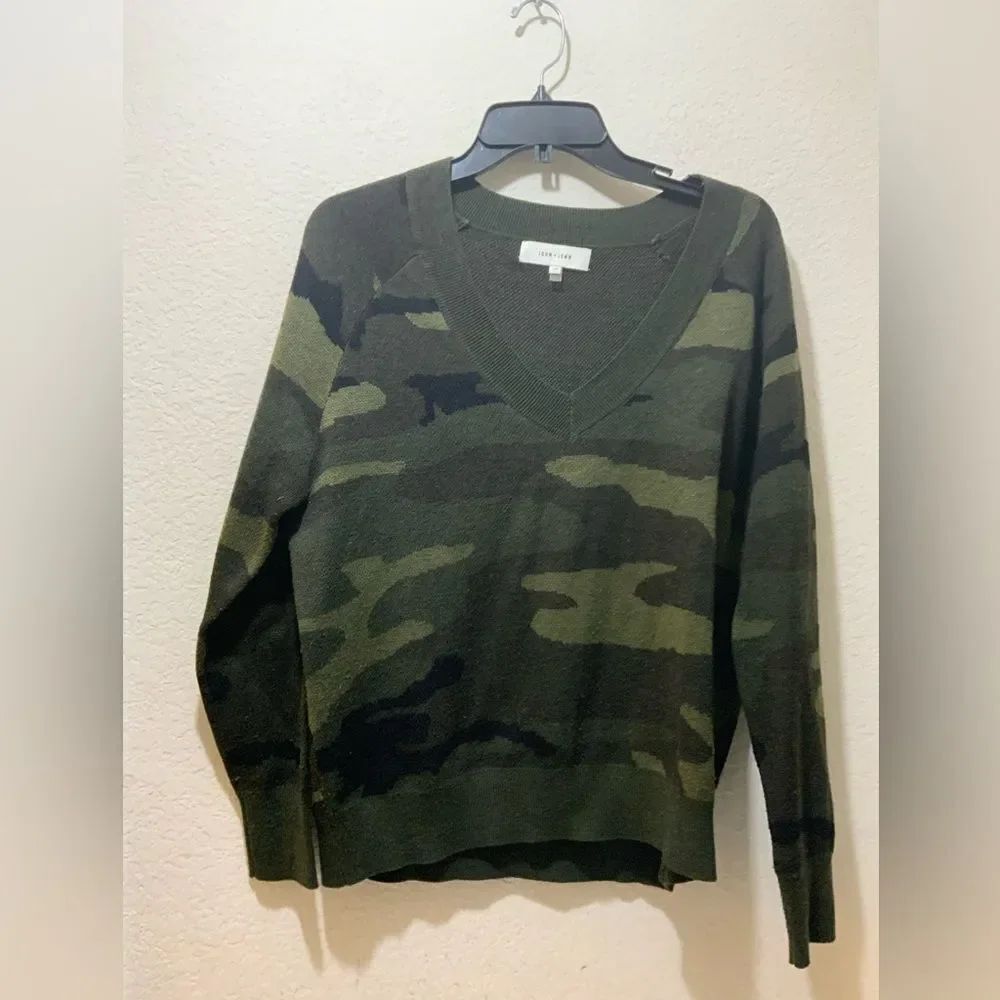John + Jenn V-neck Fitz Green Camo Sweater S/P - Picture 3 of 8
